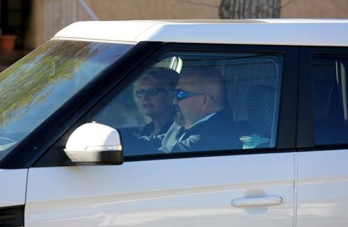 Los padres de Paul Walker, con el semblante tranquilo, se retiraron del cementerio. (Foto: Quien.com)