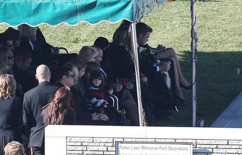 La familia de Paul Walker, durante el sepelio. (Foto: Quien.com)