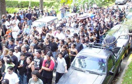 Amigos y fan&aacute;ticos se dieron cita en el funeral del artista. (Foto: Kurt Zierlein) 