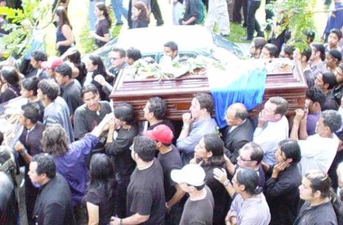 Integrantes de la banda y amigos diciendo adi&oacute;s al gran Ricardo Andrade. (Foto: Kurt Zierlein) 