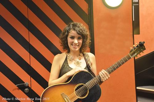 Fotograf&iacute;a de Gaby Moreno durante su presentaci&oacute;n en Par&iacute;s, parte del documental que habla de su m&uacute;sica, realizado por Marlon Meza Teni. (Foto: Marlon Meza Teni) 