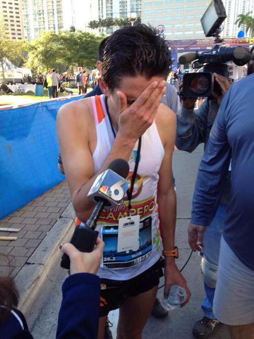 Luis Carlos Rivero no esconde su emoci&oacute;n tras el triunfo en los 42 kil&oacute;metros de Miami. (Foto: v&iacute;a Deporte Total USA)