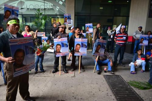Este lugar donde se espera a familiares, o a figuras públicas como en el caso de la fotografía, sería el modificado y en su lugar se construiría una sala de espera. (Foto: Archivo/Soy502)