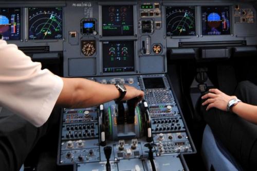 Seg&uacute;n el nuevo protocolo de seguridad, en todo momento deben haber dos personas en la cabina de un avi&oacute;n que este en vuelo. (Foto: Archivo/Soy502)