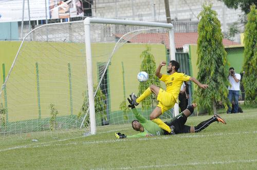 Guastatoya derrot&oacute; al l&iacute;der Xelaj&uacute;. En la acci&oacute;n Danilo Guerra supera la estirada del portero hondure&ntilde;o Jos&eacute; Mendoza. (Foto: Orlando Chile/Nuestro Diario)