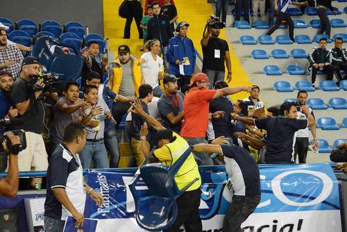 Este es el grupo de seguidores en el Domo, identificado con la porra de Municipal "U5C" que se pele&oacute; con los jugadores de Paraguay. (Foto: Nuestro Diario)