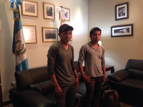 Los hermanos fueron recibidos en las instalaciones de la Universidad Panamericana donde recibirán una beca. (Foto: Fredy Hernández/Soy502) 