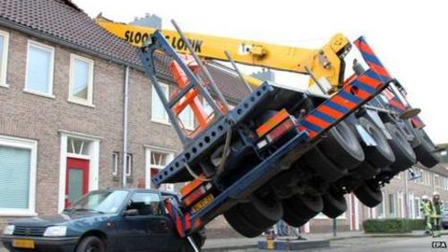 Un autom&oacute;vil tambi&eacute;n sali&oacute; perjudicado por la gr&uacute;a