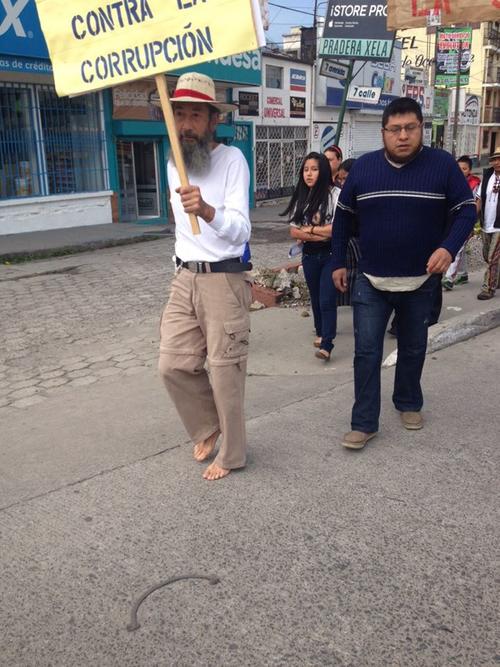 Este hombre ha logrado la simpatía de otros inconformes, acompañándole en su trayectoria. (Foto: Radio Punto) 