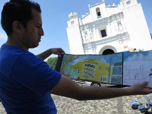 Luis Carlos Alvarado presenta su creaci&oacute;n. (Foto: Enrique Flores) 