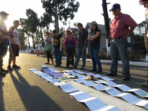 El grupo realiz&oacute; sus obras con mucho entusiasmo. (Foto: Enrique Flores) 