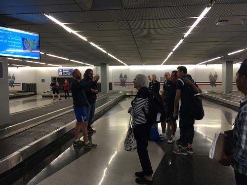 Algunos jugadores aprovecharon para tomarse una foto a la llegada en Chicago. (Foto: Aldo Mart&iacute;nez/Enviado especial de Nuestro Diario)