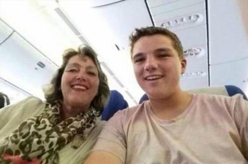 Los holandeses Gary Slok, de 15 a&ntilde;os, y su mam&aacute;, Petra Langeveld se tomaron una selfie a bordo del avi&oacute;n derribado. (Foto:El Salvador.com) 