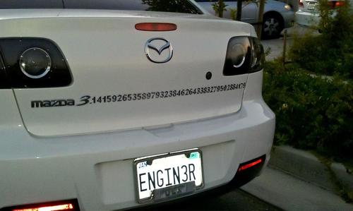 El modelo de Mazda 3 sali&oacute; a la venta en 2004. Algunos usuarios amantes de las matem&aacute;ticas (no sabemos si compraron el veh&iacute;culo adrede) han modificado sus coches para transformarlos en una versi&oacute;n pi.  Leer m&aacute;s:  Hoy es el D&iacute;a de Pi m&aacute;s exacto del siglo y lo celebramos con diez datos curiosos. Noticias de Tecnolog&iacute;a  http://bit.ly/1GPvOhS