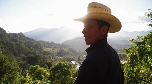 Un vecino de la comunidad Tojchina contempla el valle de su municipio, San Antonio Sacatep&eacute;quez. (Foto: D. Grasso/El Confidencial) 