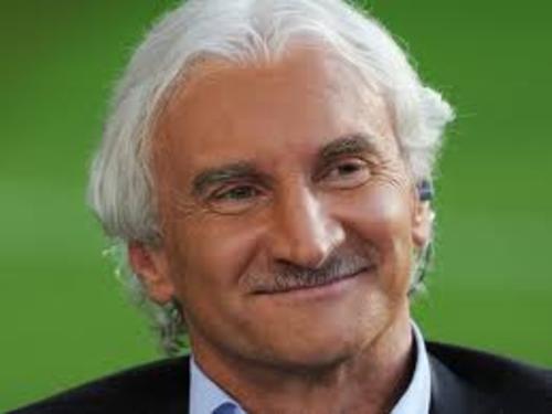 Despu&eacute;s de dos derrotas al hilo en la Eurocopa, el entonces entrenador de la Selecci&oacute;n de Alemania, renunci&oacute; en 2004. Lo hizo de manera razonada, exponiendo c&oacute;mo deb&iacute;a renovarse el equipi para volver a ser competitivo.