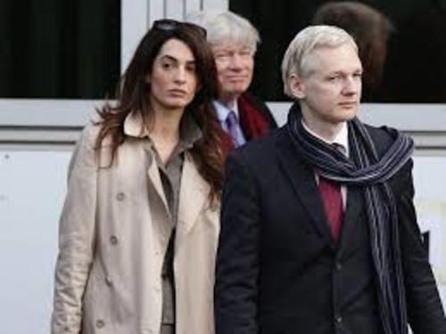 Amal junto a Assange, a quien defiende ante la solicitud de extradici&oacute;n de Estados Unidos. 
