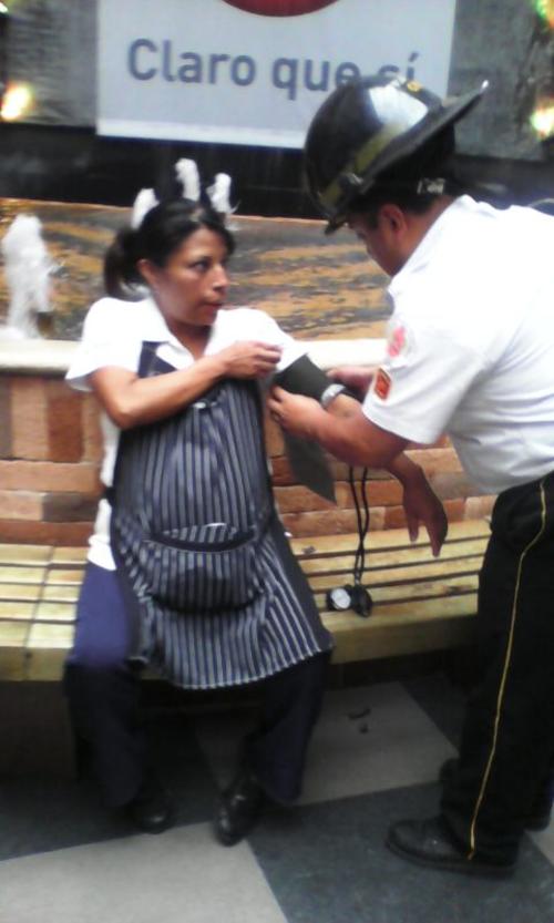 Bomberos Voluntarios atienden a los lesionados y afectados con crisis nerviosa. (Foto: Luis Quintanilla) 