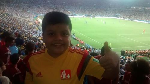 Ya en el grader&iacute;o, listo para ver el juego, despu&eacute;s de haber salido a la cancha de la mano de Messi. 