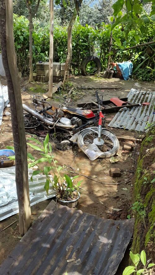 Una motocicleta quemada fue localizada en el patio de una de las viviendas a donde va a dar el t&uacute;nel localizado en la aldea Pajoques. (Foto: Ministerio de la Defensa) 