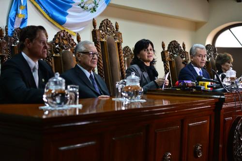 Los magistrados de la CC ofrecieron conferencia de prensa (de izquierda a derecha) Juan Carlos Medina -suplente-; Alejandro Maldonado -titular- Gloria Porras -presidenta en funciones-; Héctor Pérez Aguilera -titular y el único que razonó su voto- y Carmen María Gutierrez -suplente- (Foto: Wilder López/Soy502) 