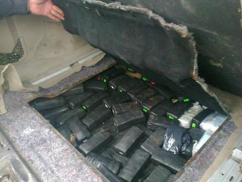 Dentro de la caleta del ba&uacute;l se localiz&oacute; el dinero en efectivo (Foto: PNC)