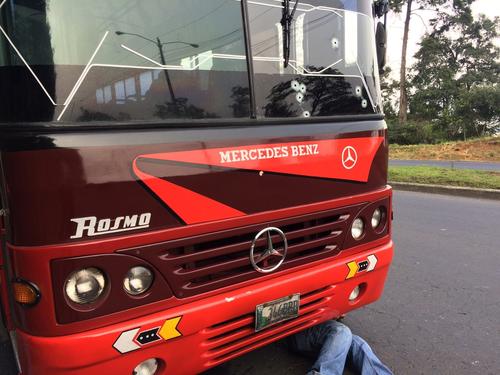 El bus presenta 7 perforaciones de bala en el vidrio delantero y al costado tiene otras perforaciones. (Foto: Bomberos Municipales)