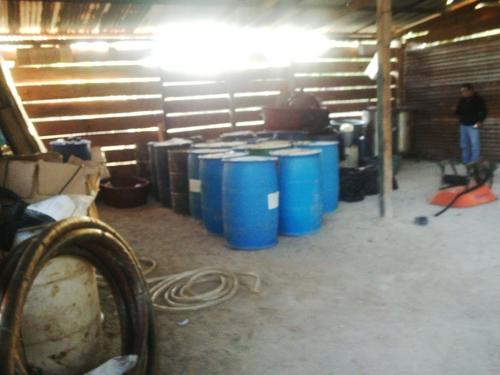 Las autoridades encontraron toneles con qu&iacute;micos que usaban para procesar droga sint&eacute;tica en Suchitep&eacute;quez. (Foto: Polic&iacute;a Nacional Civil)