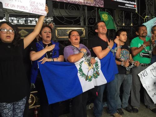 Desde el viernes, personas hacen huelga de hambre y se han encadenado frente al Palacio Nacional de la Cultura. (Foto: Soy502)