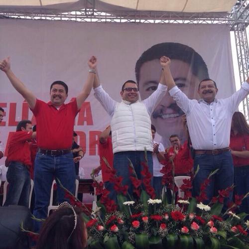 Manuel Baldizón (C), presidenciable de Lider, en una actividad política en Santa Catarina Pinula. Luce un chaleco blindado de color blanco, uno de los más seguros y cotizados del mercado. (Foto: Archivo/Soy502)