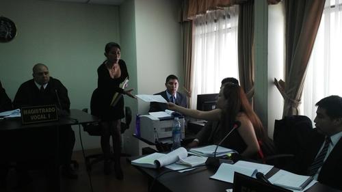 La Fiscal del MP presenta documentos para solicitar al Tribunal que no se elimine el embargo. (Foto: Carmen Carrillo/Soy502)