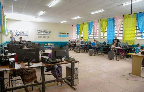El aula tecnológica de Chiacam, Alta Verapaz, cuenta con 20 computadoras para el uso de las comunidades vecinas. (Foto: George Rojas/Soy502)
