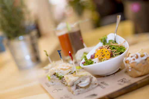 Las ensaladas, sandwiches y wraps son parte del menú de Bistro McCafé. (Foto: George Rojas/Soy502)
