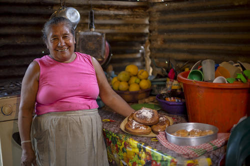 Doña Juana, vecina de Sanarate, cocina un delicioso pan con harina de mesquite. (Foto: George Rojas/Soy502)