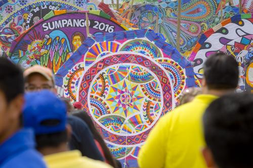 Las manos de los niños del Comité Pro Ciegos y Sordos de Guatemala fueron las creadoras del "Barrilete de Todos". (Foto: George Rojas/Soy502)