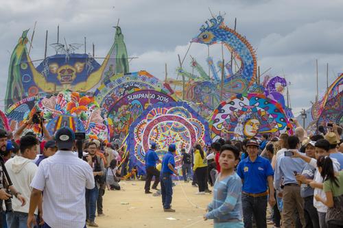 Miles de turistas nacionales y extranjeros presenciaron la tradicional actividad de barriletes gigantes. (Foto: George Rojas/Soy502)