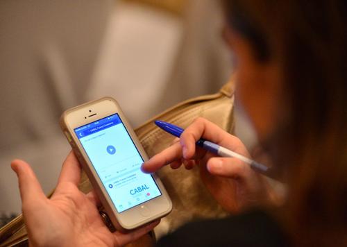 Varios de los asistentes se apresuraron a visitar el sitio en internet y el perfil de Facebook del movimiento.  (Foto: Wilder L&oacute;pez/Soy502)