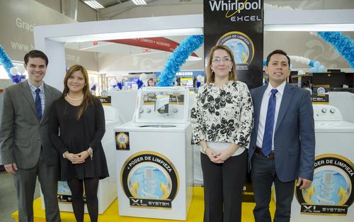 Representantes de Tiendas Elektra y Whirpool, presentando la nueva l&iacute;nea Excel. (Foto: George Rojas/Soy502)