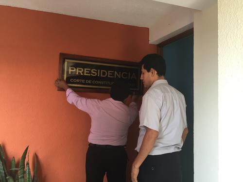 Empleados de la CC colocan el r&oacute;tulo en las afueras de la oficina de Gloria Porras que ahora se identifica como la Presidencia. (Foto: Evelyn de Le&oacute;n/Soy502) 