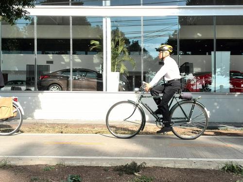 Los ciclistas-ejecutivos llamaron la atenci&oacute;n de la gente durante la ma&ntilde;ana de este martes.  (Foto: BiCiudad)