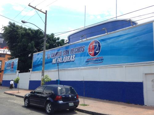 La sede del Movimiento Reformador permanec&iacute;a cerrada este domingo, a pesar que se hab&iacute;a anunciado que habr&iacute;a una asamblea donde aparentemente participar&iacute;a Alejandro Sinibaldi. (Foto: Fredy Hern&aacute;ndez/Soy502)