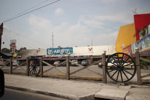 Los Antojitos espera a los aficionados del Barsa y el Madrid con su men&uacute; de comida t&iacute;pica. (Fredy Hern&aacute;ndez/Soy502)