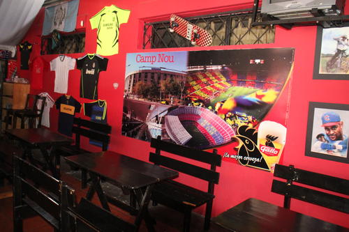 Don Cangrejo Sport&acute;s Bar, cuenta con amplias instalaciones para que la afici&oacute;n barcelonista y madridista comparta el Cl&aacute;sico. (Foto: Douglas Suruy/Soy502)