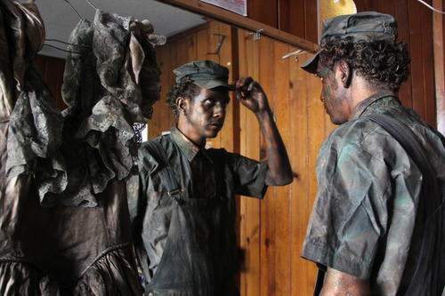 Ricardo Vel&aacute;squez fue el modelo que interpret&oacute; al maquinista de tren. La aplicaci&oacute;n del maquillaje dur&oacute; 40 minutos. (Foto: Fredy Hern&aacute;ndez/Soy502)