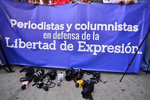 Durante la manifestaci&oacute;n, los instrumentos de trabajo de los periodistas yac&iacute;an en el suelo como un reclamo de justicia. (Foto Wilder L&oacute;pez/Soy502)