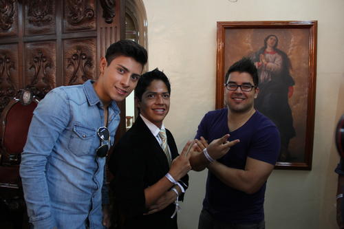 Diego Mart&iacute;nez y dos amigos con los que compusieron una canci&oacute;n al papa, que acompa&ntilde;ar&aacute; la invitaci&oacute;n para que visite el pa&iacute;s.  (Foto: Antonio Ordo&ntilde;ez/Soy502)