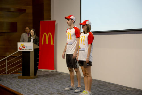 Este es la camisa y gorra oficial que cada participante recibir&aacute; al realizar su pago de inscripci&oacute;n.  (Foto: George Rojas / Soy502)