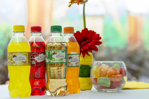 Las bebidas de 12 onzas con etiquetas para regalar a qui&eacute;n elijas, est&aacute;n a la venta por 2 quetzales. (Foto: George Rojas/Soy502)