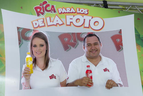 Virginia Signoret y Jos&eacute; Iraheta, representantes de la corporaci&oacute;n multinacional CBC presentaron el lanzamiento de la nueva campa&ntilde;a de Rica. 