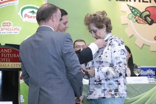 Marta Yolanda de Cofi&ntilde;o, fue galardonada como el personaje del a&ntilde;o por su trabajo tras la franquicia de MacDonald&acute;s en Guatemala.